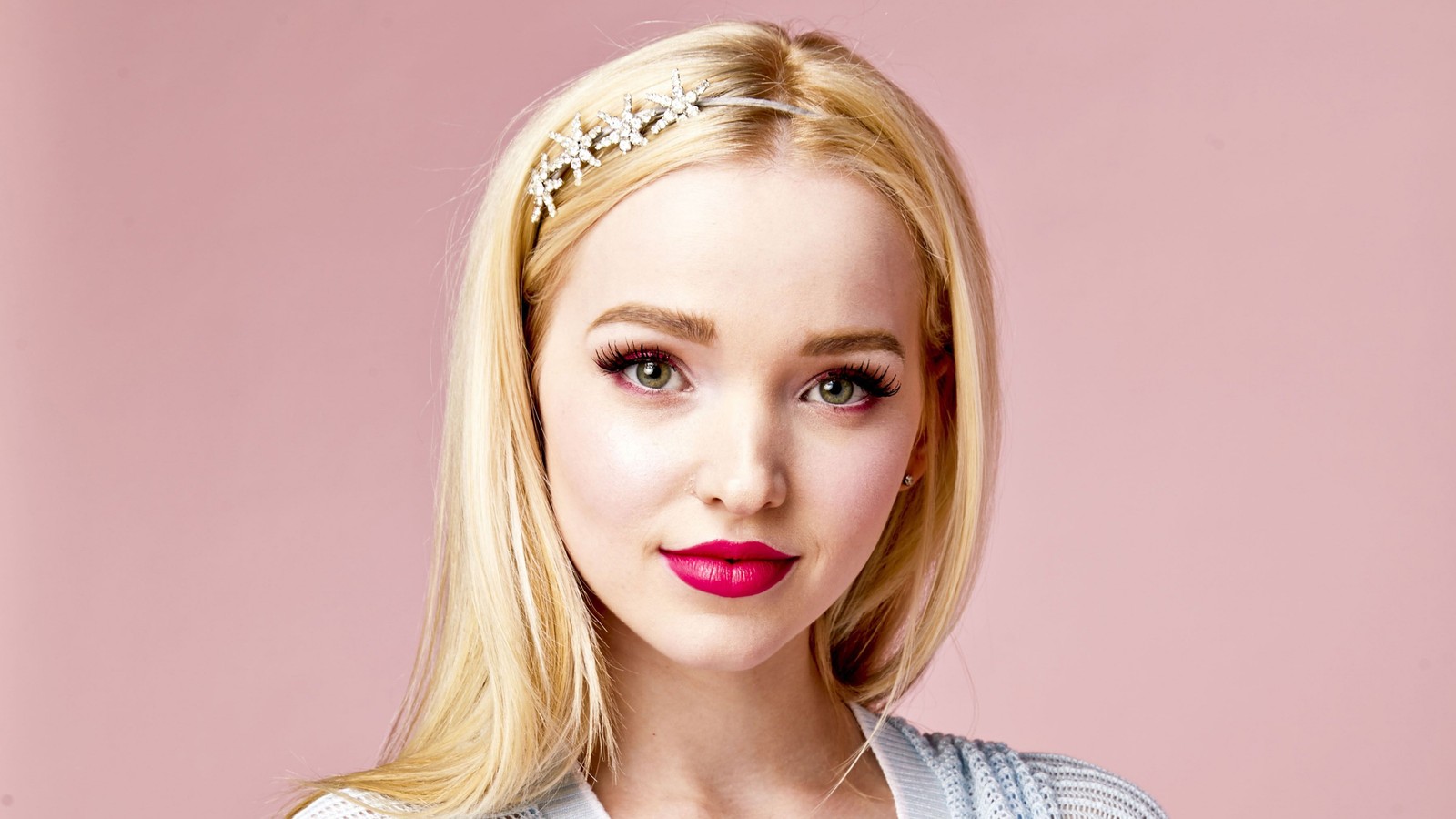 Арабская блондинка с розовой помадой и тиарой (дов кэмерон, dove cameron, знаменитость, актриса, певец)