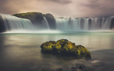 Majestueuse cascade de Seljalandsfoss se déversant dans des eaux sereines.