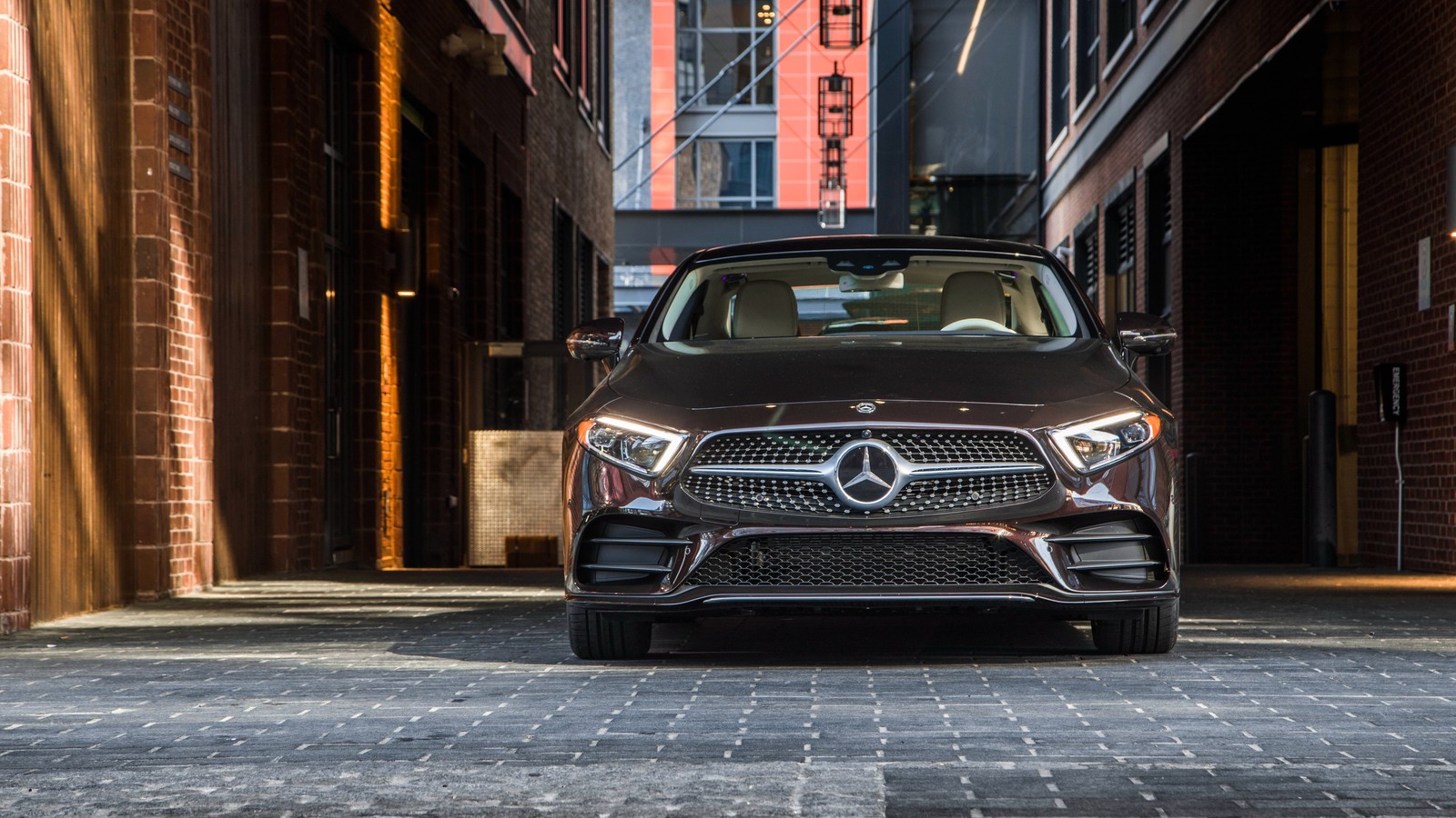 L'avant d'un véhicule mercedes garé dans une ruelle étroite (voiture, 4matic, mercedes benz, roue, mercedes benz classe a)