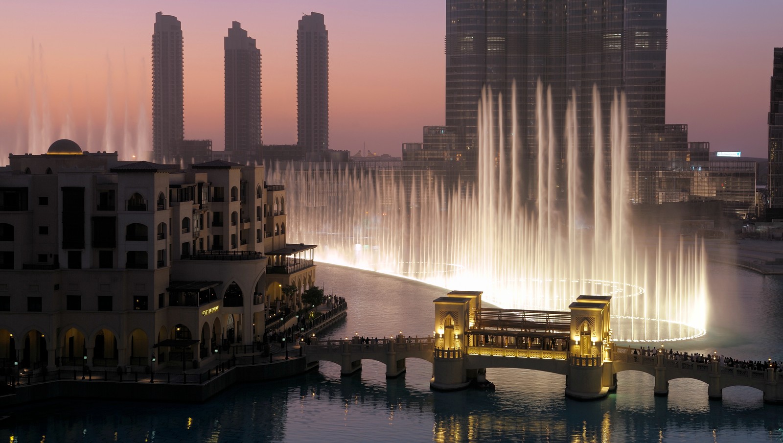 Fonte em frente ao horizonte da cidade ao entardecer (dubai mall, the dubai mall, a fonte de dubai, burj khalifa, cidade)