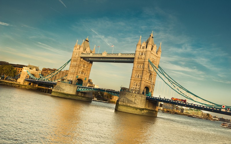 Арочный мост через реку с проходящей лодкой (tower bridge, река темза, лондонская башня, лондонский мост, london bridge)