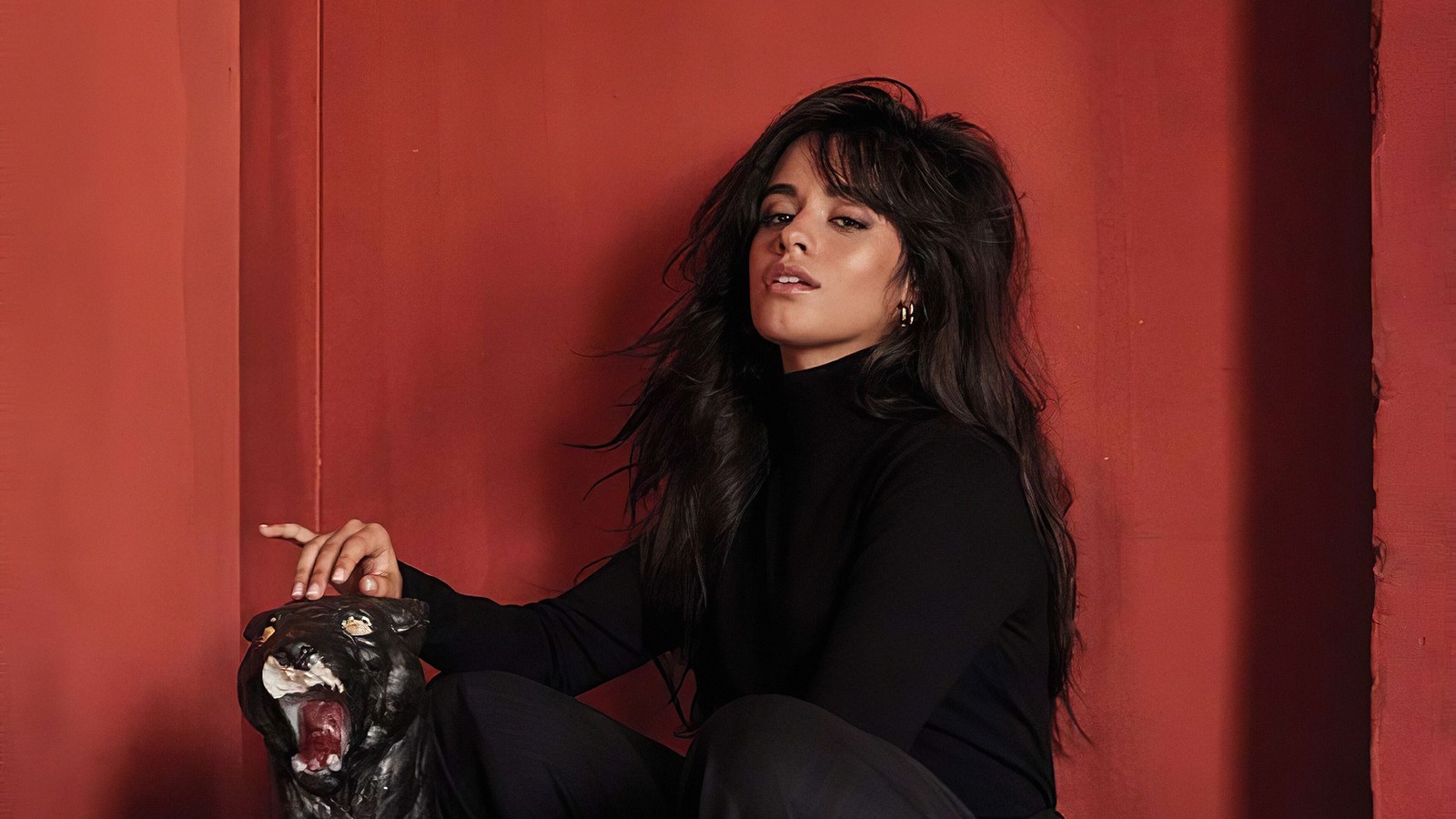 Femme arabe assise sur un tabouret avec une tête de chat dessus (camila cabello, chanteur, filles, femmes, célébrité)