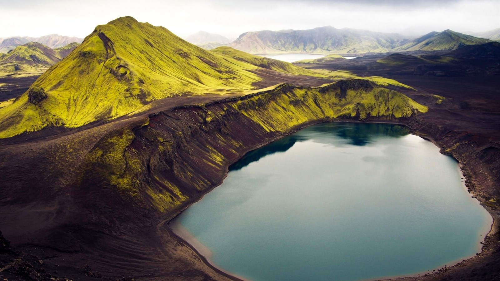 Uma vista de um lago no meio de uma cadeia de montanhas (national geographic, natureza, lago de cratera, montanha, lago glacial)