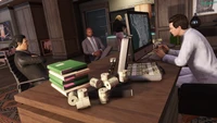 Uma reunião estratégica em um escritório luxuoso em Los Santos, com personagens discutindo planos, com pilhas de dinheiro e monitores de computador exibindo mapas.