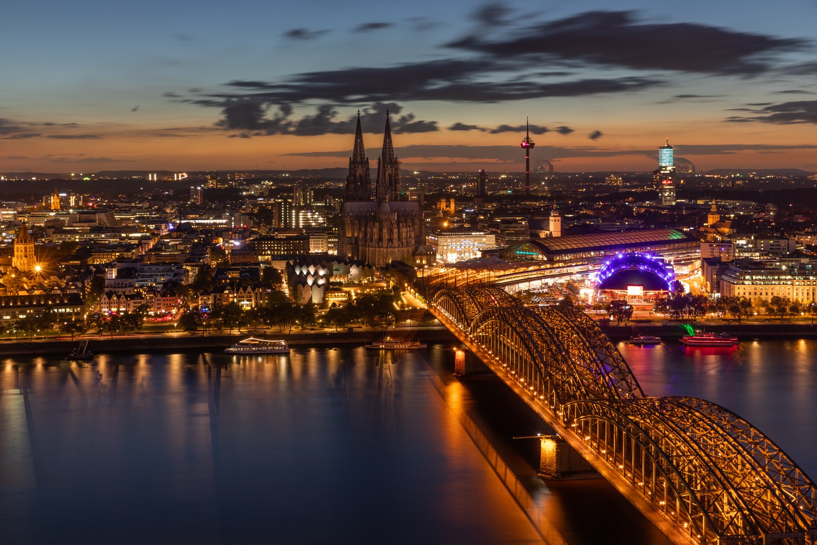 Арафед мост над рекой с городом на заднем плане (городской пейзаж, город, городская территория, ночь, достопримечательность)