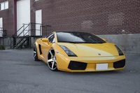 Желтый Lamborghini Gallardo припаркован в городской обстановке, демонстрируя свой элегантный дизайн и легкосплавные колеса.