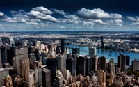 Impresionante horizonte de la ciudad de Nueva York con rascacielos icónicos bajo un cielo dramático.