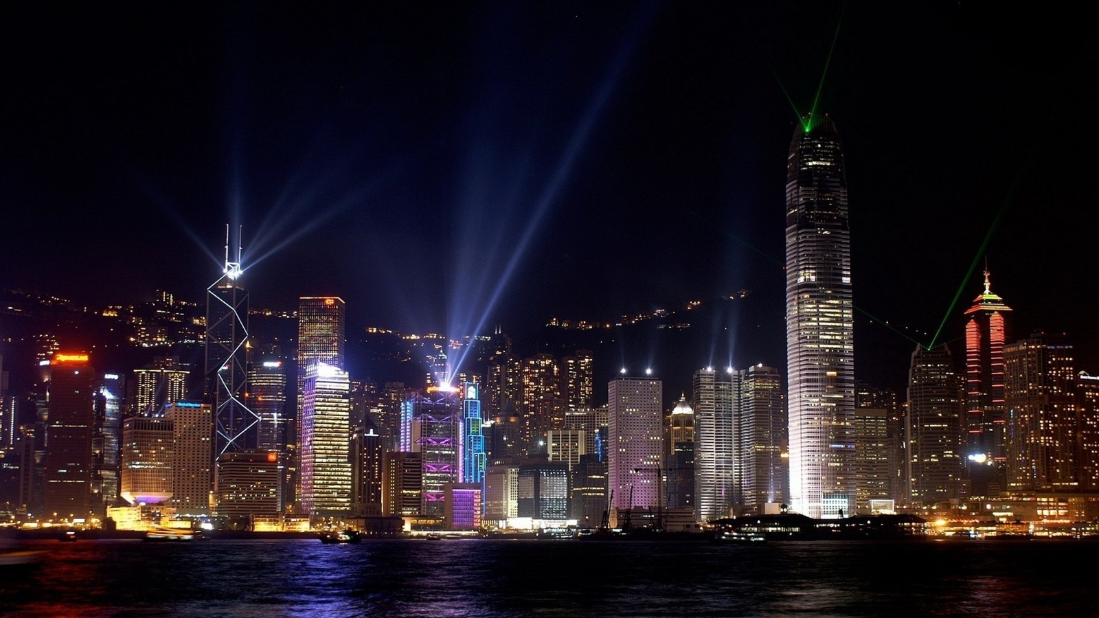 Una hermosa vista del horizonte de la ciudad por la noche con luces (puerto de victoria, victoria peak, ciudad, paisaje urbano, metrópolis)