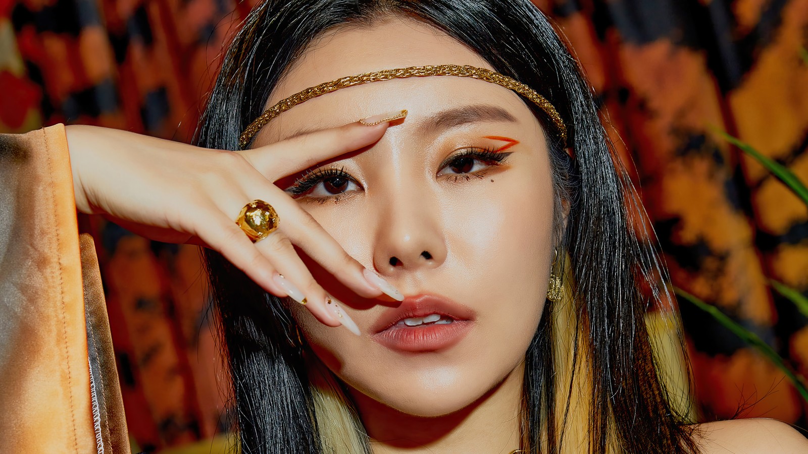 Femme avec de longs cheveux noirs et une bague en or au doigt (mamamoo, 마마무, groupe de filles coréen k pop, kpop, filles)