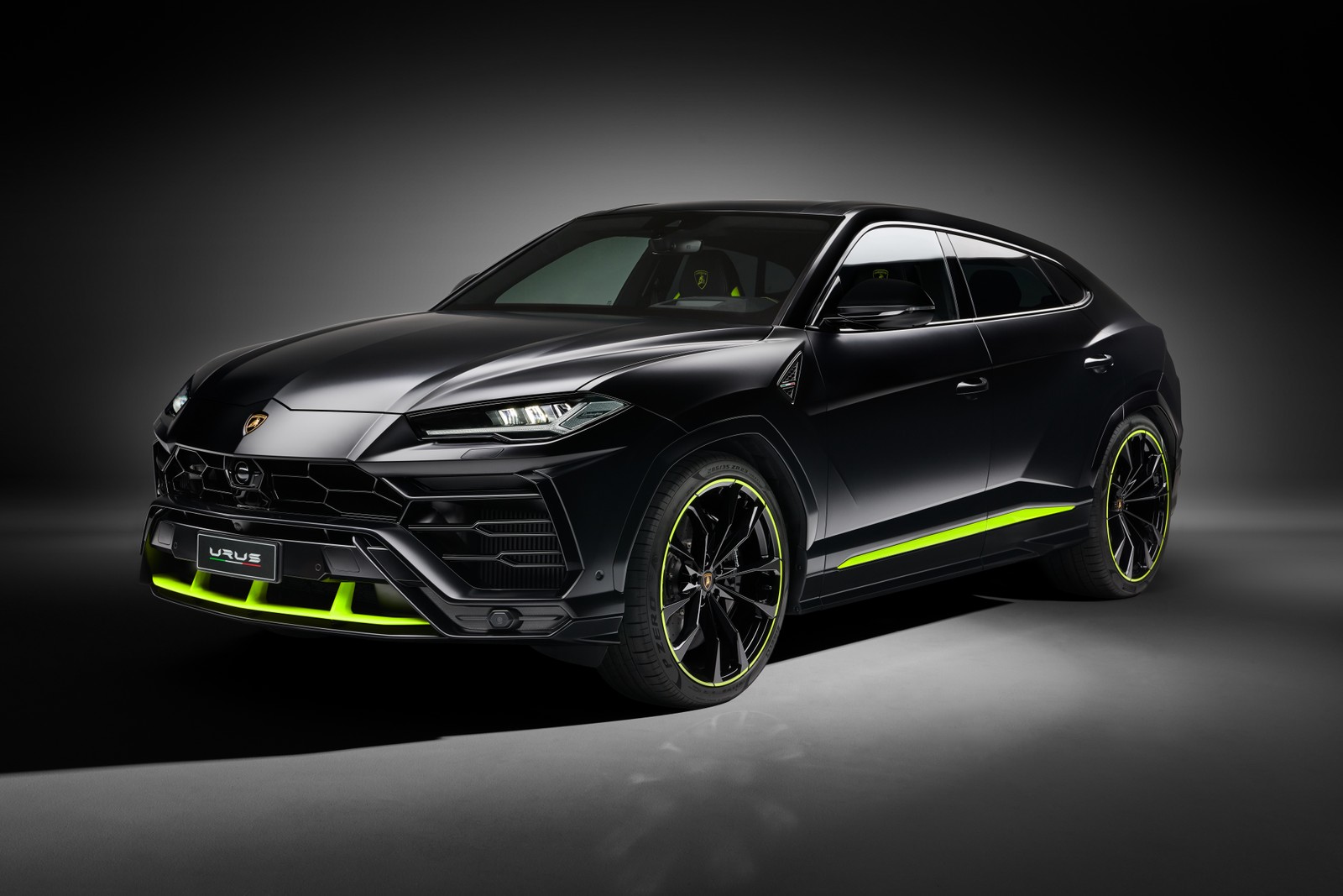 Der lamborghini suv wird in einem schwarzen und gelben licht gezeigt (lamborghini urus graphit kapsel, schwarze autos, 2021, dunkler hintergrund, 5k)