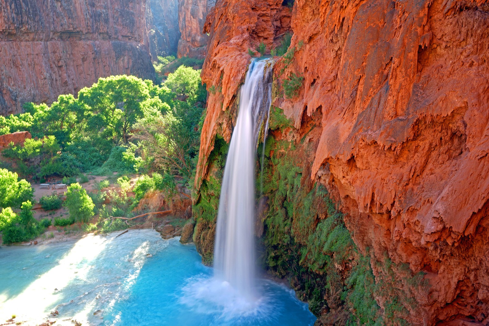 Un gros plan d'une cascade dans un canyon avec une rivière bleue (grand canyon, la cascade, chutes victoria, ressources en eau, plan deau)