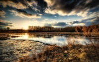 Serener Sonnenuntergang über reflektierender Flusslandschaft