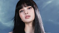 Retrato impactante de Lisa de BLACKPINK, que muestra sus cautivadoras características y estilo único contra un fondo dramático.