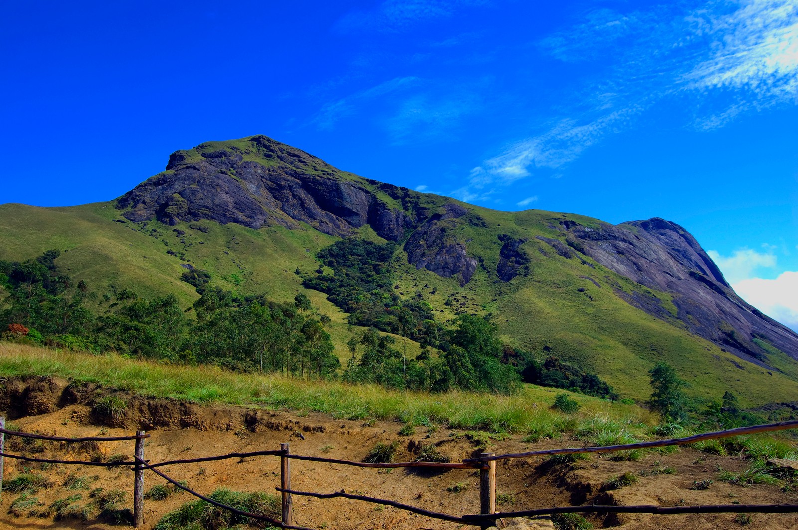 Вид на гору с забором и голубым небом (муннар, munnar, гора, горные образования, возвышенность)