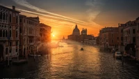 Serenidad del crepúsculo sobre el Gran Canal: Las góndolas se deslizan bajo un cielo de atardecer