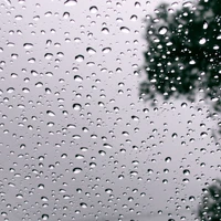 Gotas de chuva em uma superfície de vidro