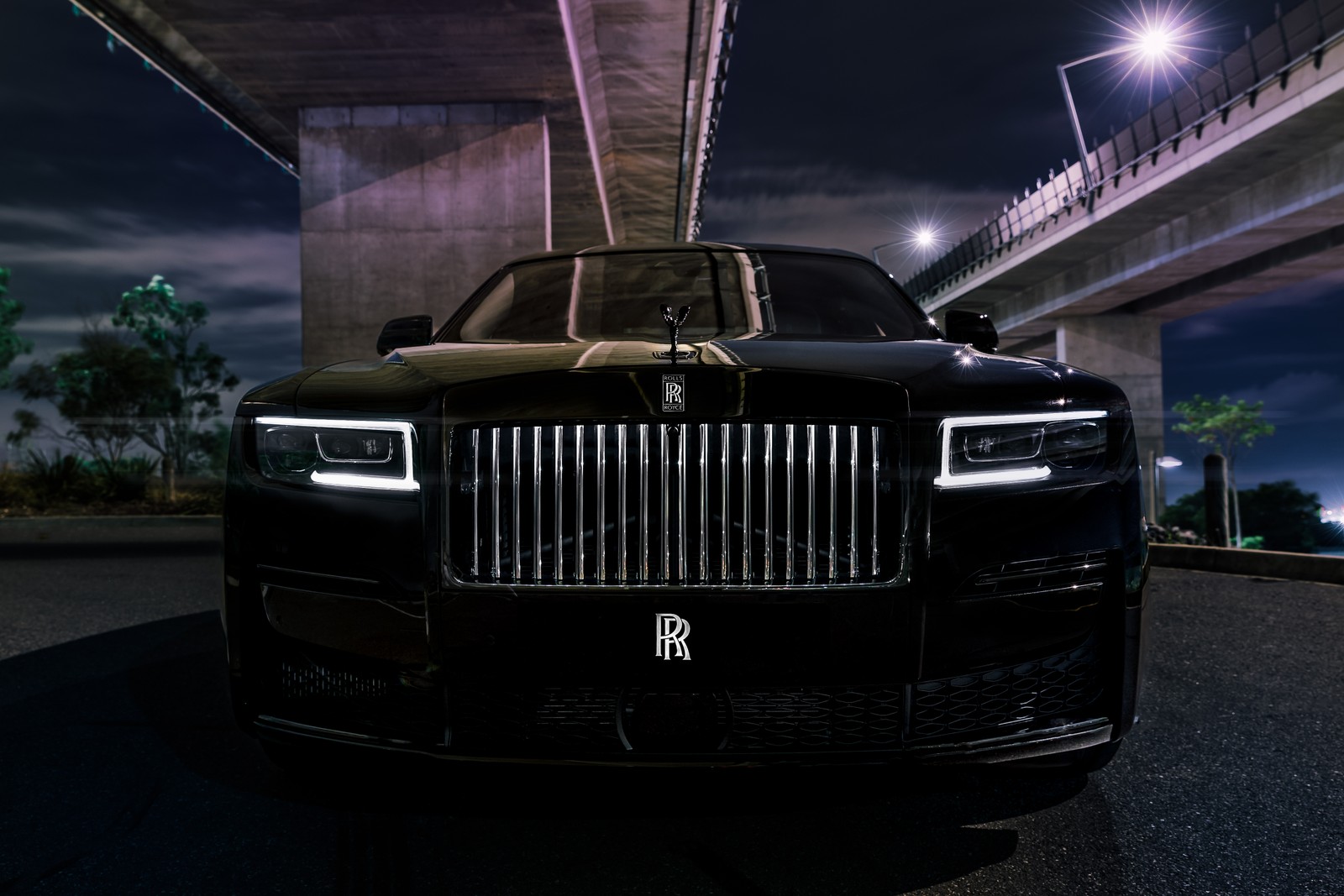 Um close de um carro preto estacionado sob uma ponte (rolls royce black badge ghost, carros pretos, 2022, 5k, carros)