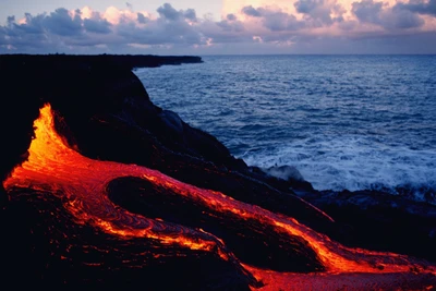 Lava fluindo para o oceano ao pôr do sol