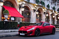 Roter Maserati GranTurismo: Ein luxuriöses Sportauto in einer eleganten städtischen Umgebung