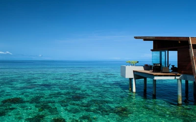 Villa de lujo sobre el agua con piscina infinita y vista al océano azul