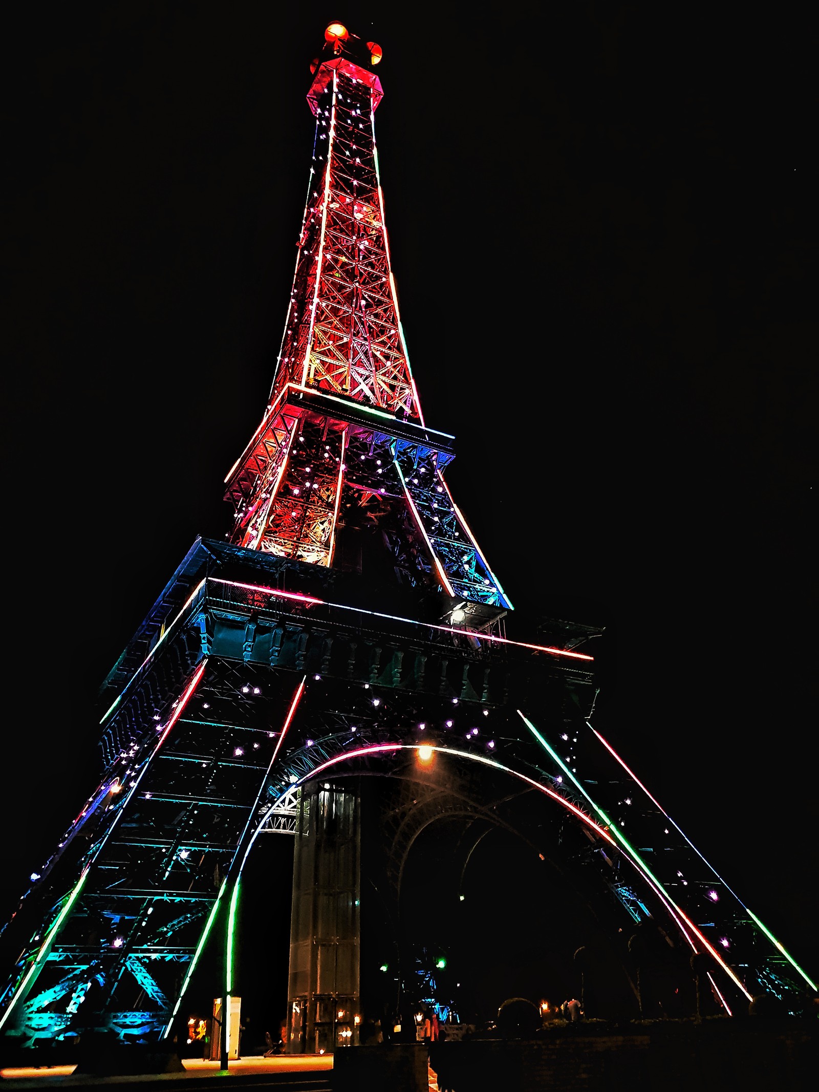 Torre eiffel com uma torre iluminada à noite (bahria town, cor, torre eiffel, frança, brilho)