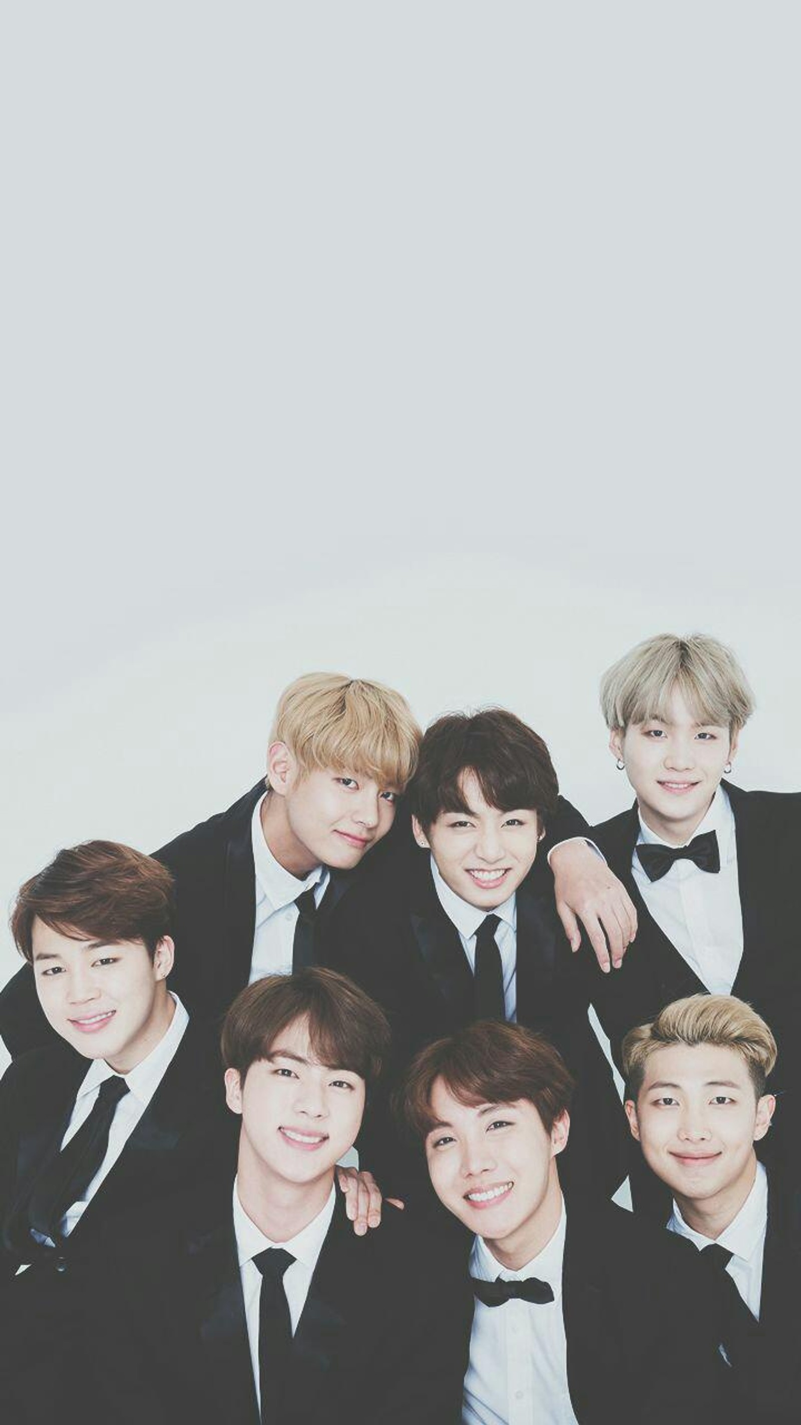 Um close de um grupo de jovens em ternos posando para uma foto (bangtan boys, bangtanboys, bts, kpop)