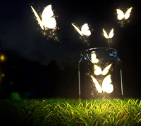 Mariposas iluminadas escapando de un tarro en un jardín nocturno