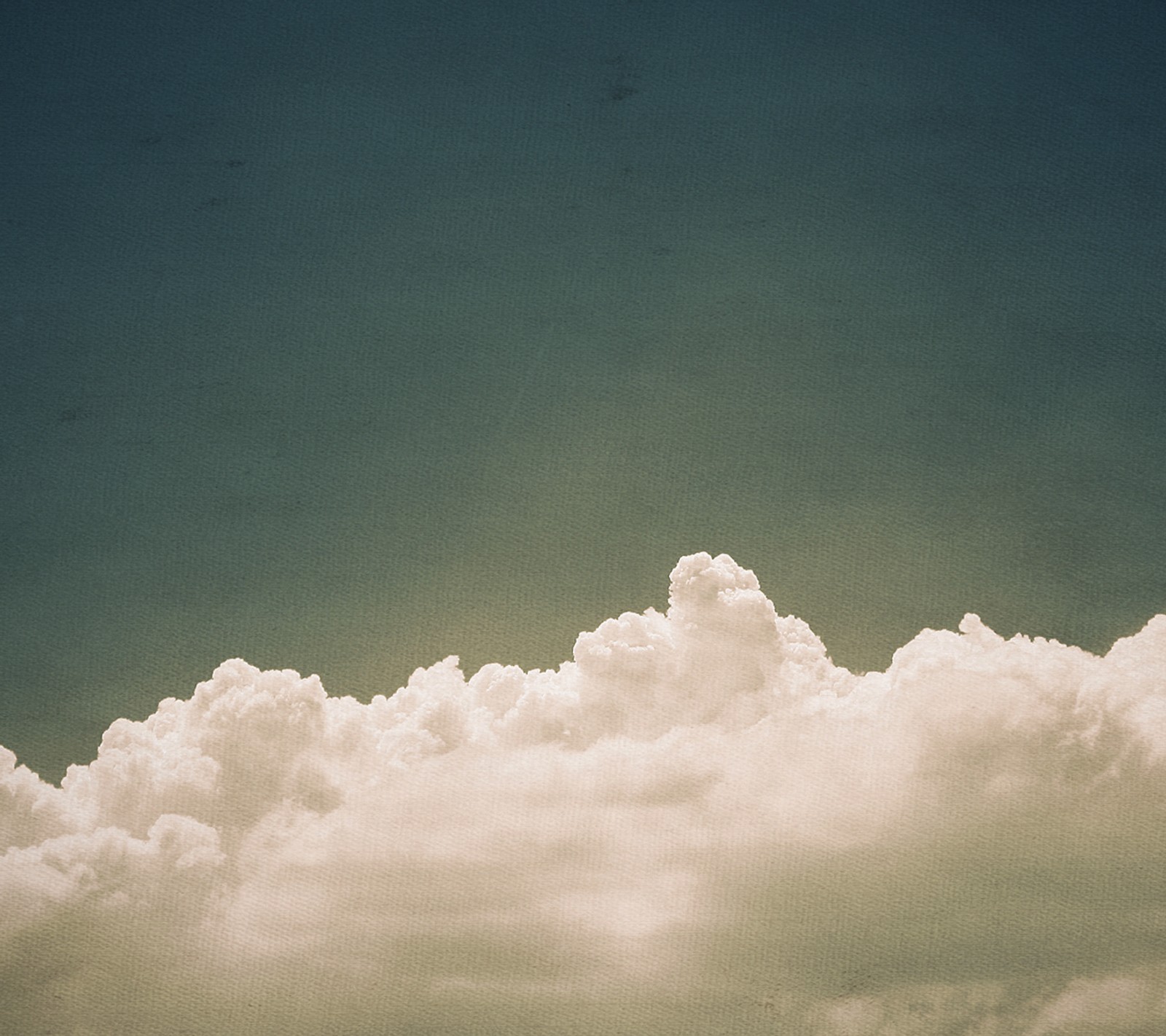 Un avion volant dans le ciel avec beaucoup de nuages (galaxy nexus, ciel, vintage)