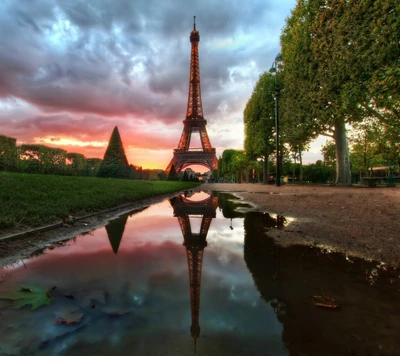 Torre Eiffel reflejada en un estanque tranquilo al atardecer