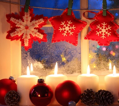 Velas festivas de feriado com enfeites de Natal e decorações de flocos de neve