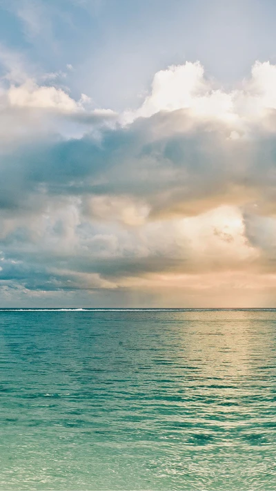 Horizonte oceánico sereno bajo un cielo parcialmente nublado