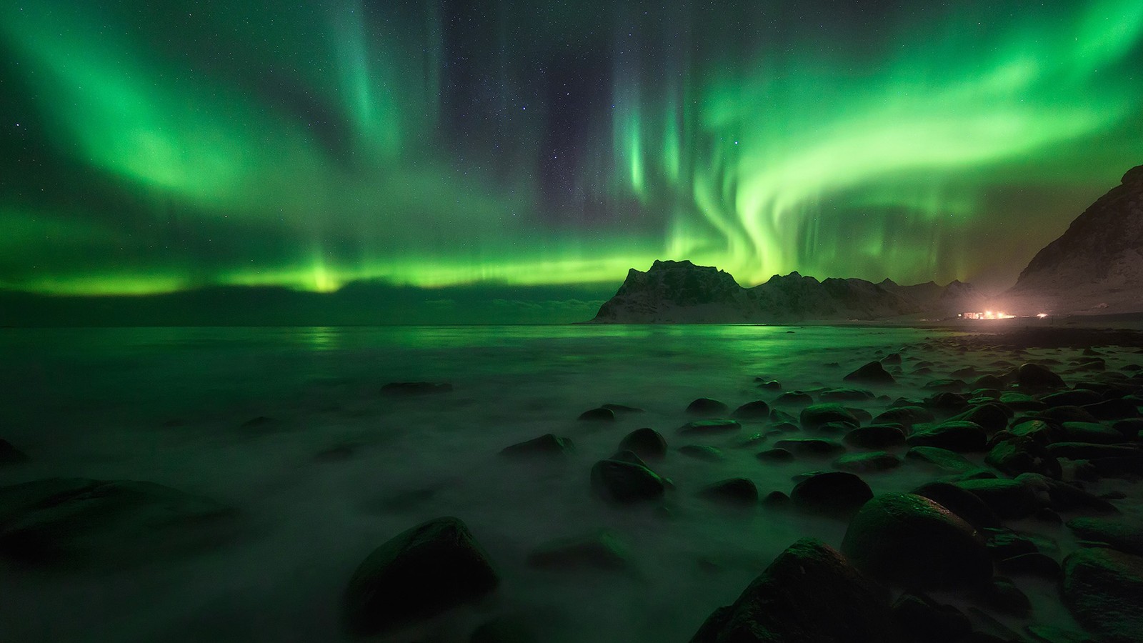 Aurore boréale verte au-dessus d'une plage rocheuse avec des pierres et de l'eau (aurore, nature, eau, mer, atmosphère)