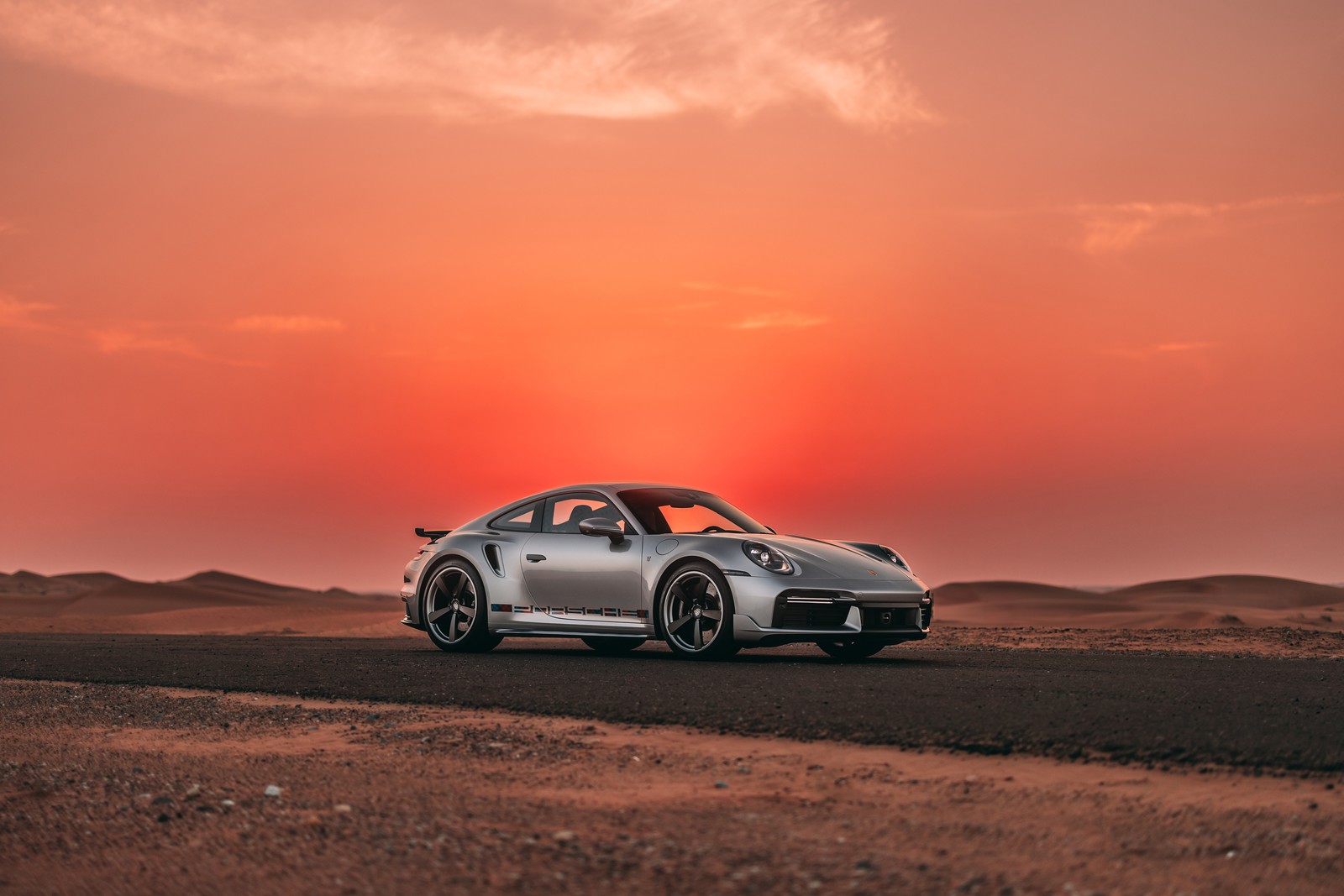 Un porsche 911 gts plateado estacionado en una carretera desértica al atardecer (porsche 911 turbo remasterizado por sonderwunsc, autos clásicos, atardecer, coches, fondo de pantalla 4k)