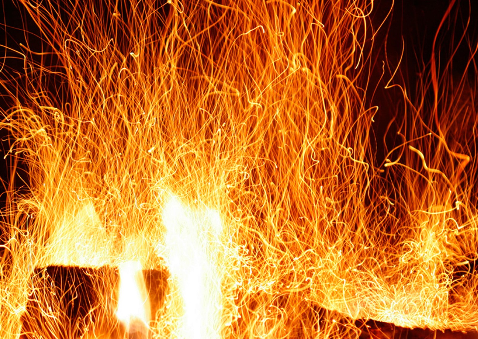 Flujos de fuego con chispas en la oscuridad (fuego, llama, calor, hoguera, fogata)