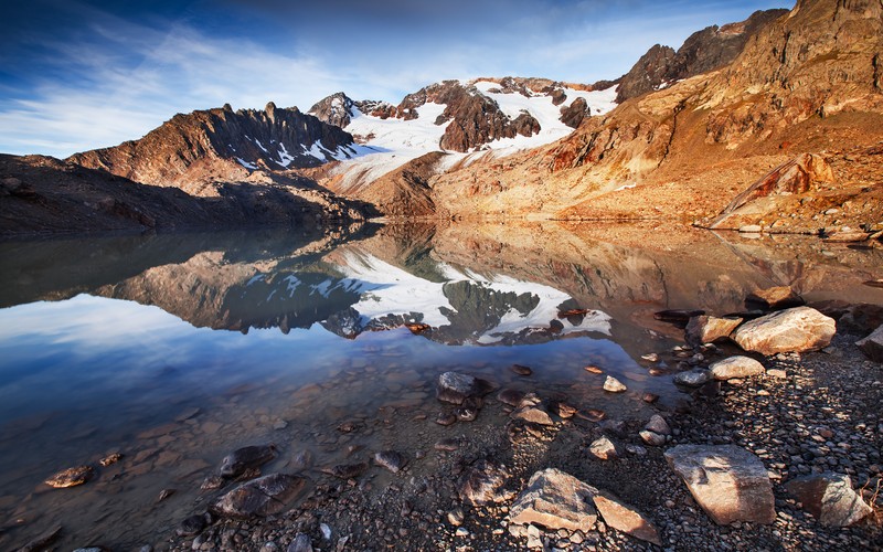 Вид на горное озеро с заснеженной горой на заднем плане (lac des quirlies, горное озеро, франция, покрытый снегом, пейзаж)