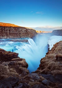 Chute d'eau majestueuse se déversant à travers le paysage des hautes terres