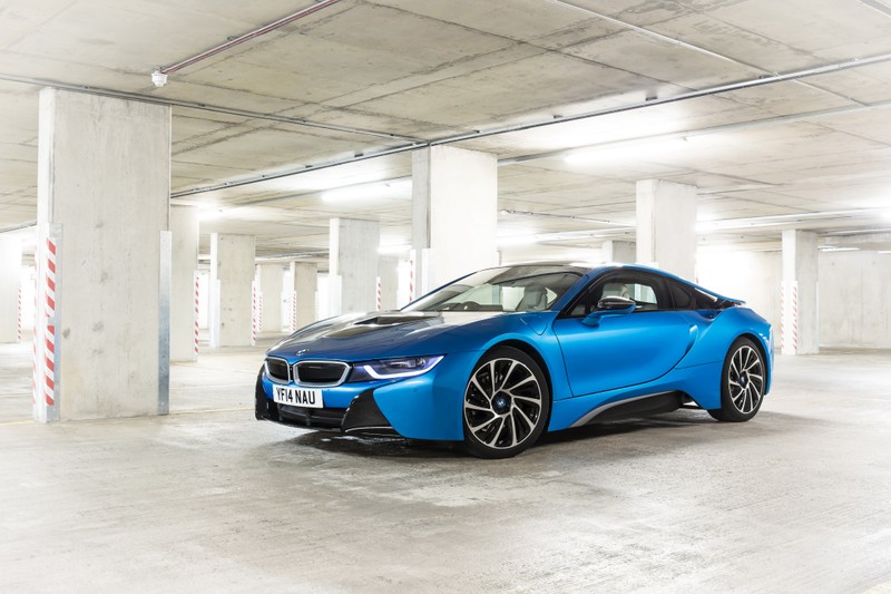 Крупный план синего bmw i8, припаркованного на парковке (bmw, машина, спортивный автомобиль, обод, bmw i8 2015)