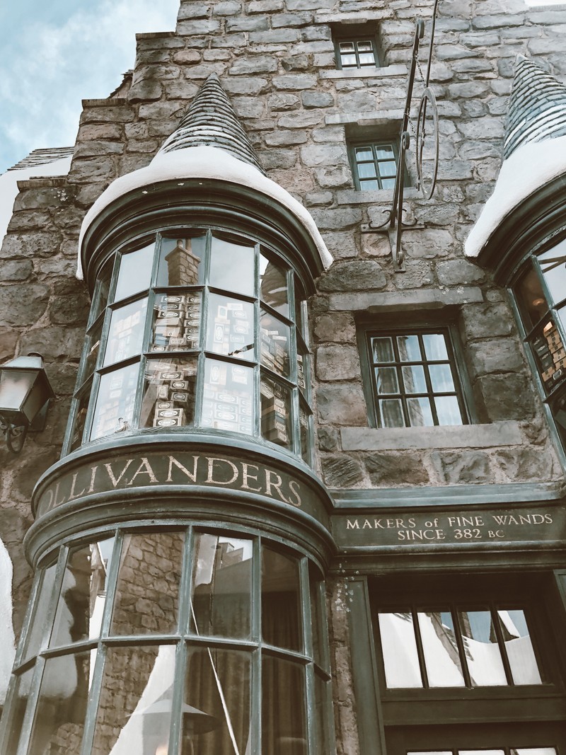 Здание с часами на фасаде (гарри поттер, harry potter, диагон аллея, diagon alley, достопримечательность)