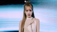 Haeyoon do Cherry Bullet exibe um visual marcante na passarela com um traje moderno e fashionista contra um fundo azul dinâmico.