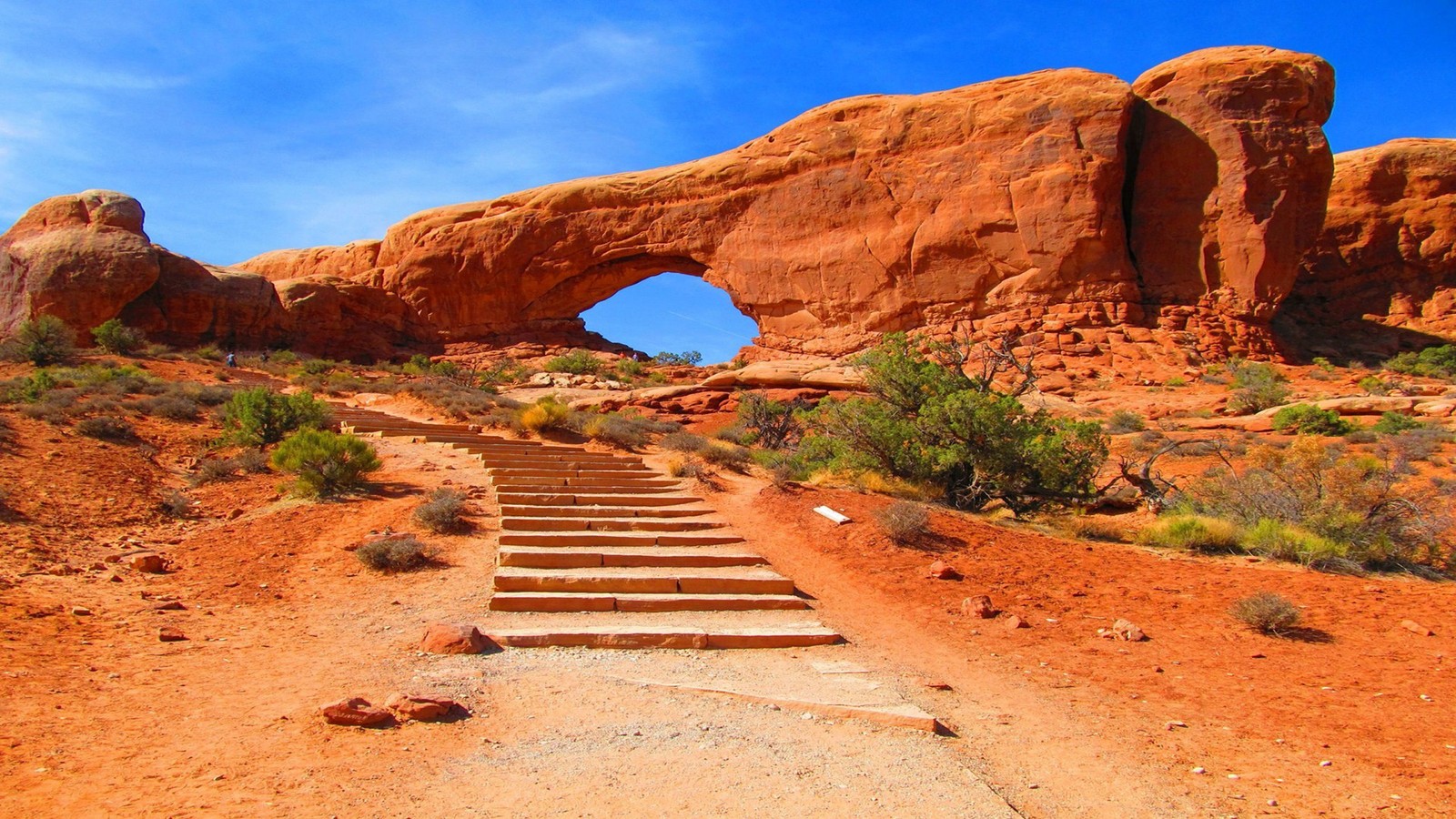 Un primer plano de un conjunto de escaleras que llevan a una formación rochosa (parque nacional, parque, arco, formación, roca)