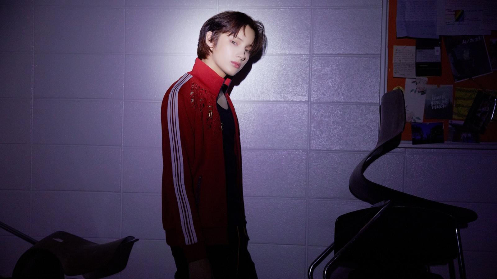 Hombre araffe en una chaqueta roja de pie en una habitación (txt kpop, tomorrow x together, 투모로우바이투게더, huening kai, 휴닝카이)