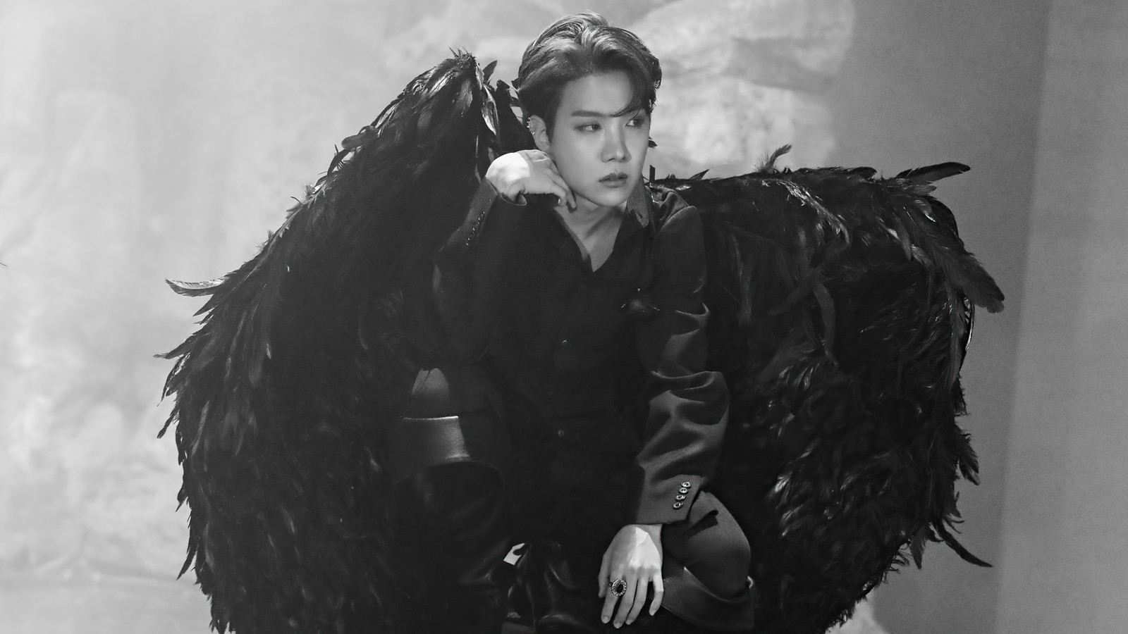 Photo noir et blanc arabe d'un homme en grande veste en plumes (bangtan boys, 방탄소년단, kpop, k pop, bts)