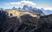 Majestuosos picos de las tierras altas bajo nubes cúmulos