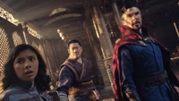 Wong, América Chávez y Doctor Strange en un momento tenso de "Doctor Strange en el multiverso de la locura" (2022).