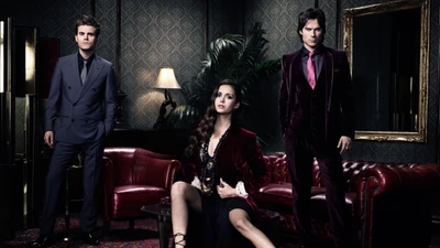 Trío elegante de vampiros: Damon Salvatore, Stefan Salvatore y Elena Gilbert en traje formal