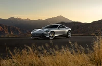 Ferrari Roma: Um deslumbrante carro esportivo contra um pôr do sol montanhoso cênico