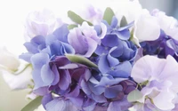 Ramo vibrante de hortensias lilas y lavanda en tonos de azul y púrpura.