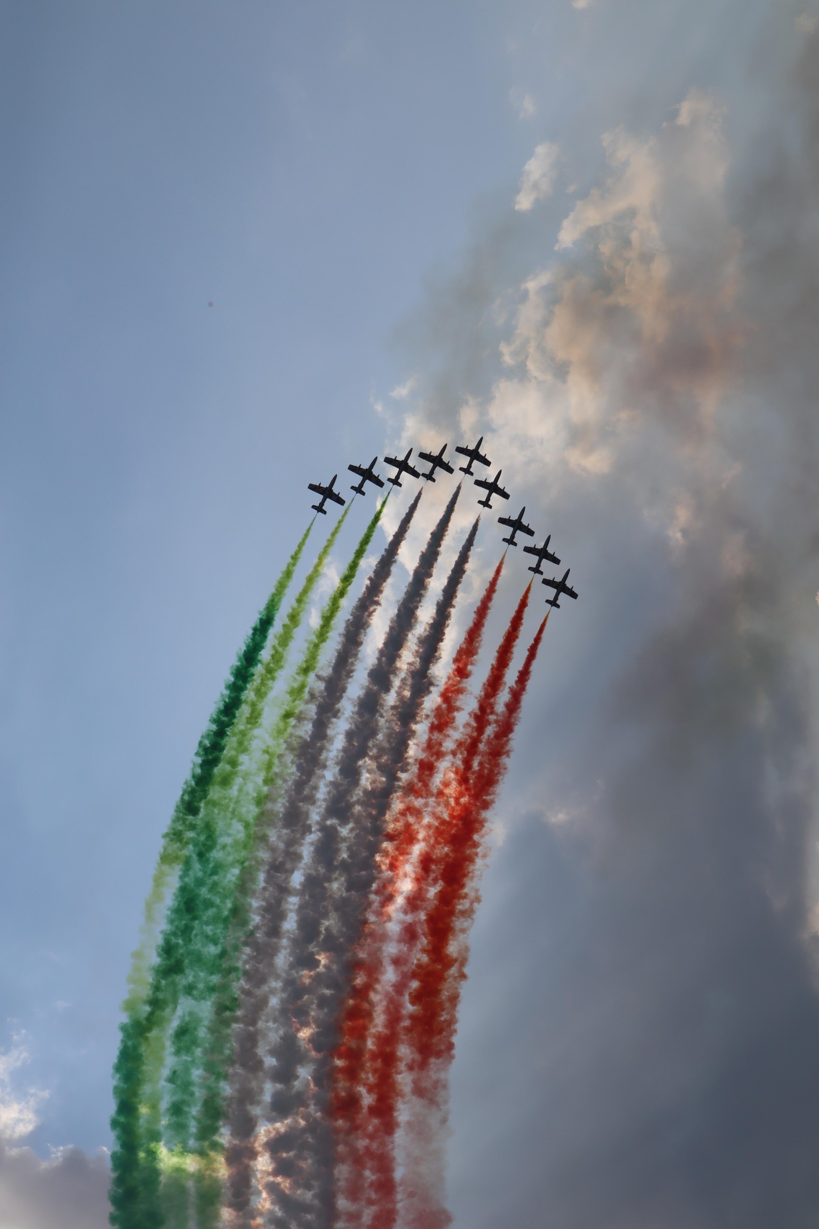 Aviões árabes voando em formação com fumaça colorida atrás deles (nuvem, aeronave, aviação, viagem aérea, acrobacias)