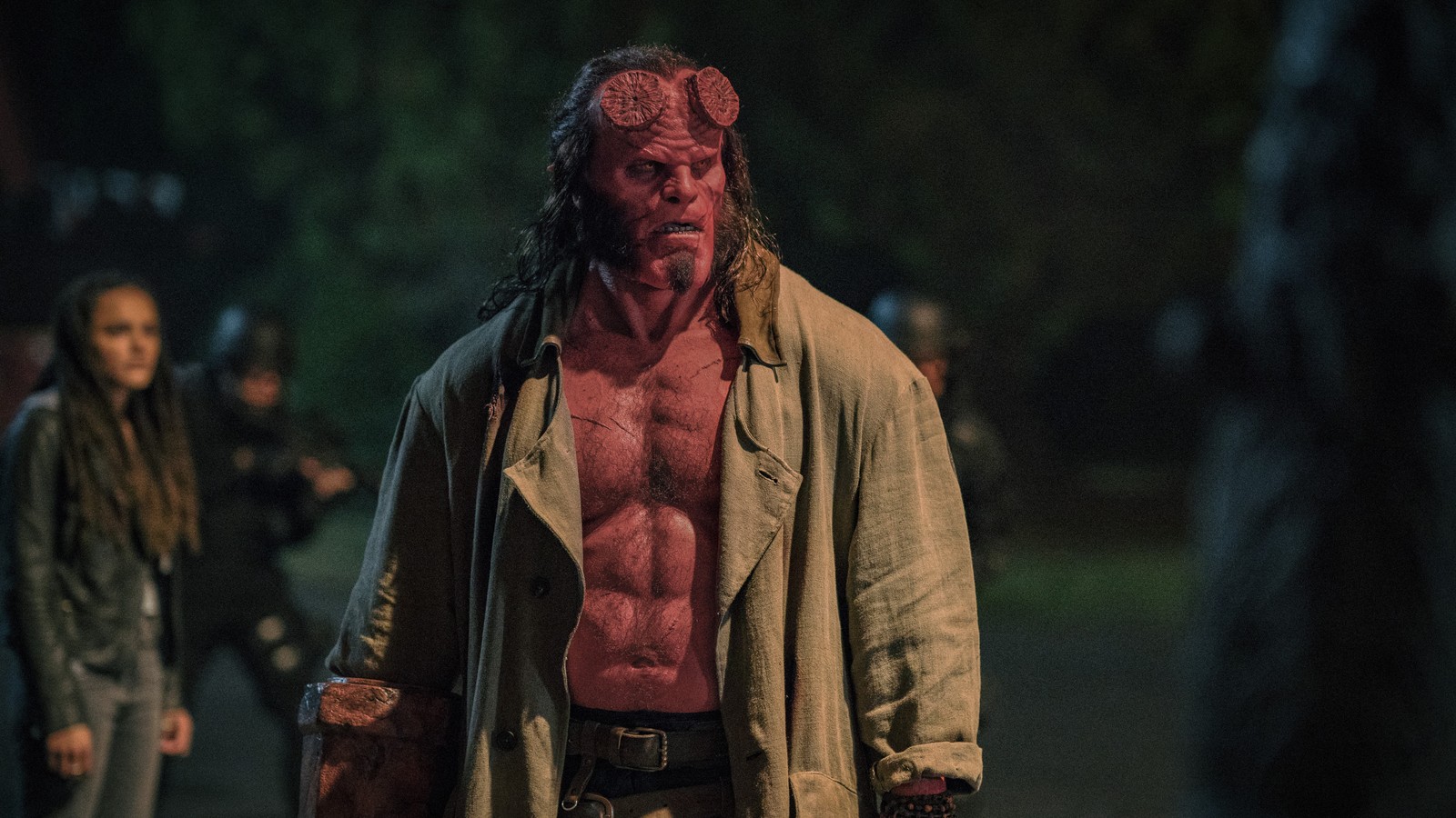 Hellboy dans hellboy, avec un homme en trench-coat et une femme en robe (hellboy, hellboy 2019, film)