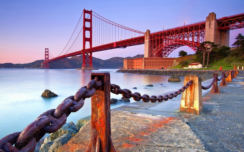 Вид моста над водоемом с цепью (мост золотые ворота, golden gate bridge, подвесной мост, мост, вода)